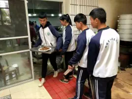 社會(huì)實(shí)踐之酒店里體驗(yàn)做服務(wù)